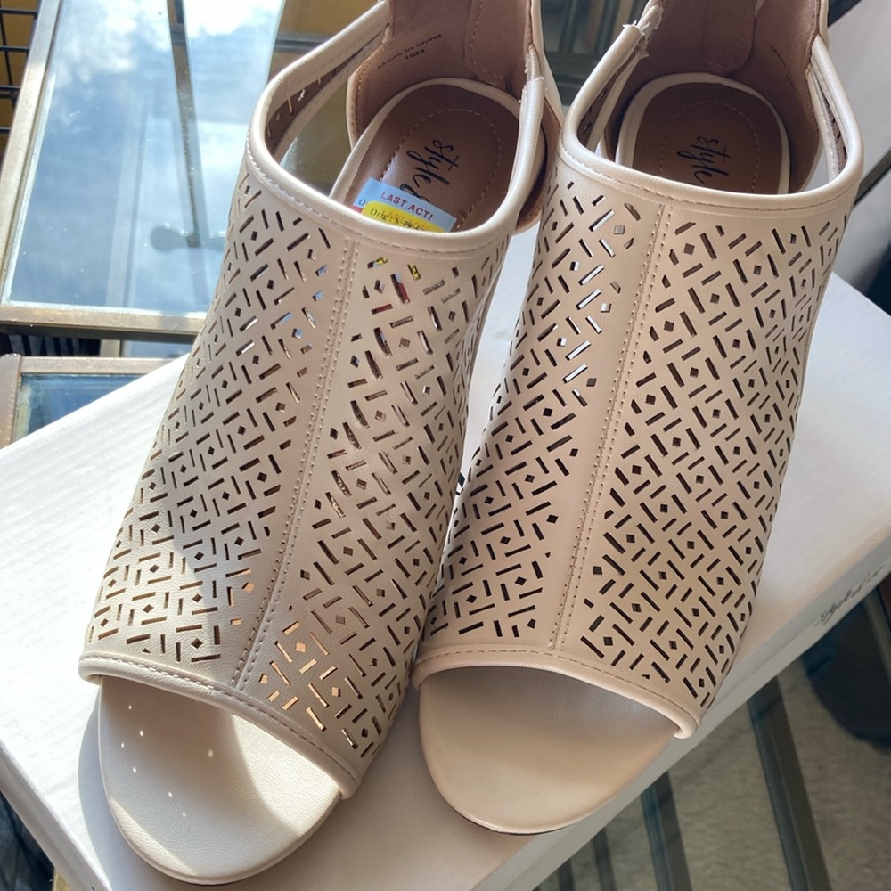 Life Stride Beige Peep Toe Sandals